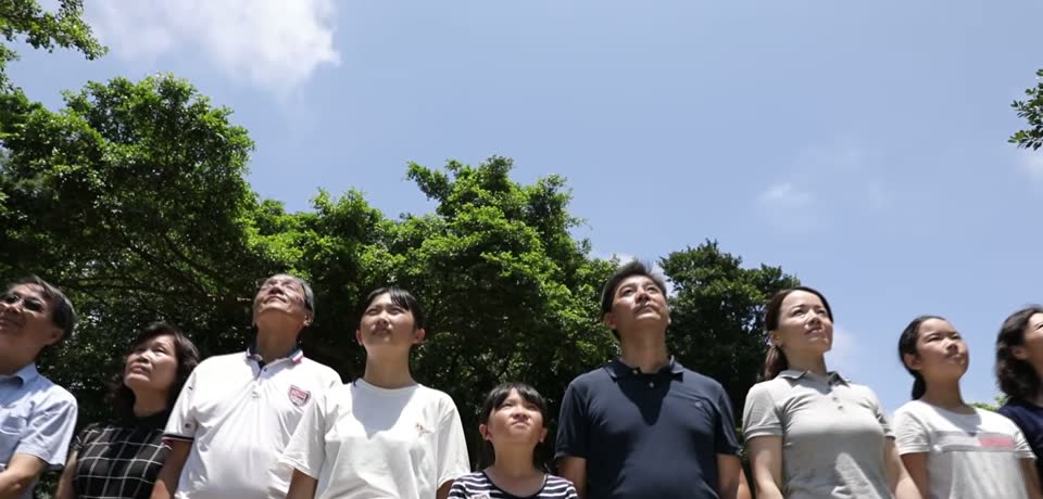 家人們抬頭望向晴朗的天空
