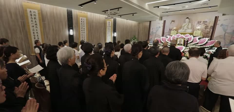 親友在靈堂一同誦念