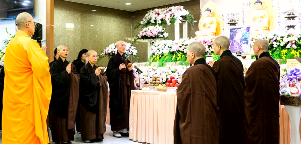 法師在靈堂前帶領家屬親友誦念